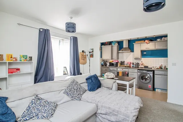Photo 3 — Cable Crescent, Woburn Sands, Milton Keynes, Buckinghamshire, MK17