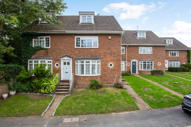Gainsborough Court, Walton-on-Thames, KT12, photo 1