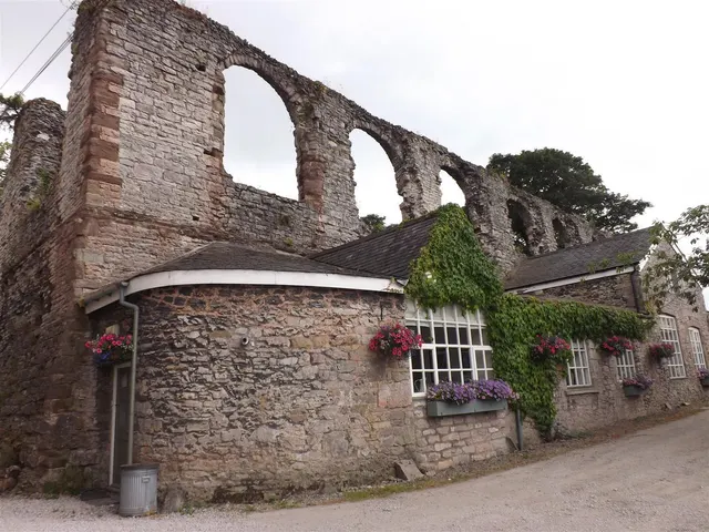 Fully furnished property, Denbigh, LL16, photo 1
