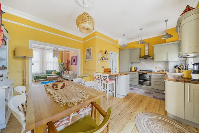 3 bedroom house — Muirkirk Road, London, SE6