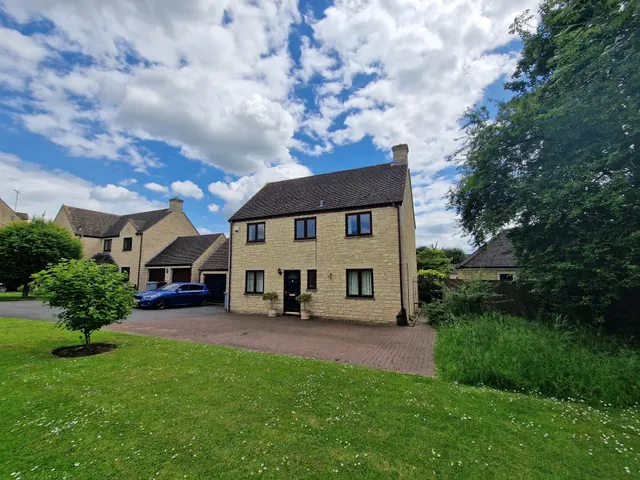 Ralegh Crescent, Witney, photo 1