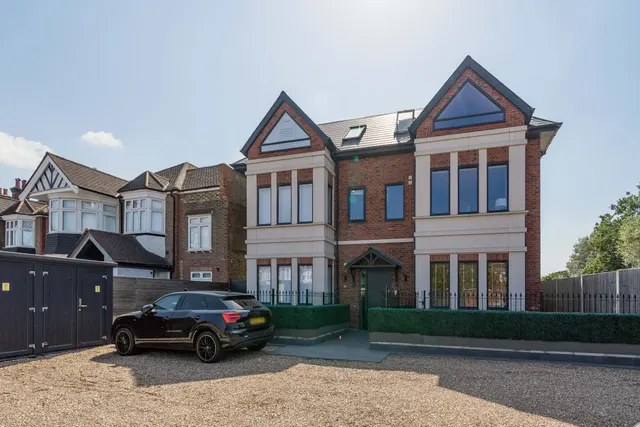 Gunnersbury Avenue, Ealing, W5, photo 1