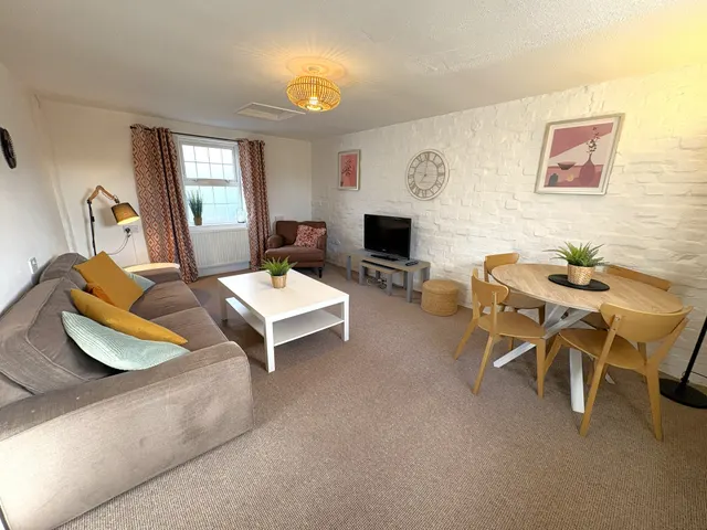 Queens Square, Cullompton, EX15, photo 2