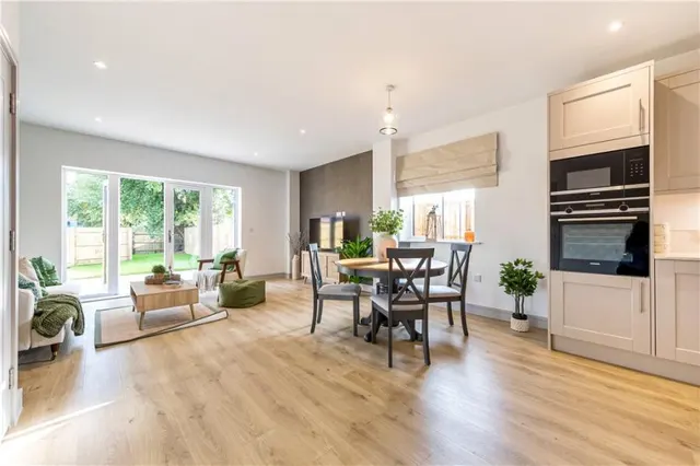 Alexander Gardens, Binfield, RG42, photo 1