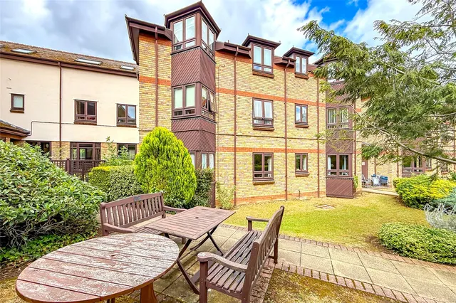 Photo 2 — Hatfield Road, St. Albans, Hertfordshire, AL1 3NN