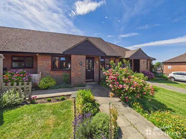 William Hill Drive, Bierton, Aylesbury, HP22 5AZ, photo 1