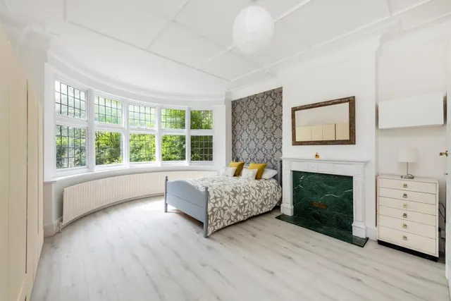 Photo 2 — Great North Road, Highgate, N6 4LU