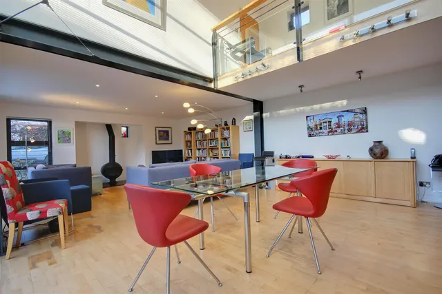 Photo 2 — Grosvenor Place, Beverley