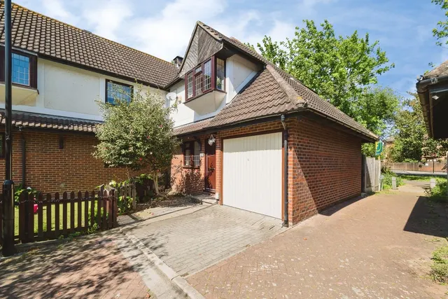 Beacons Close, Beckton, London, E6, photo 1