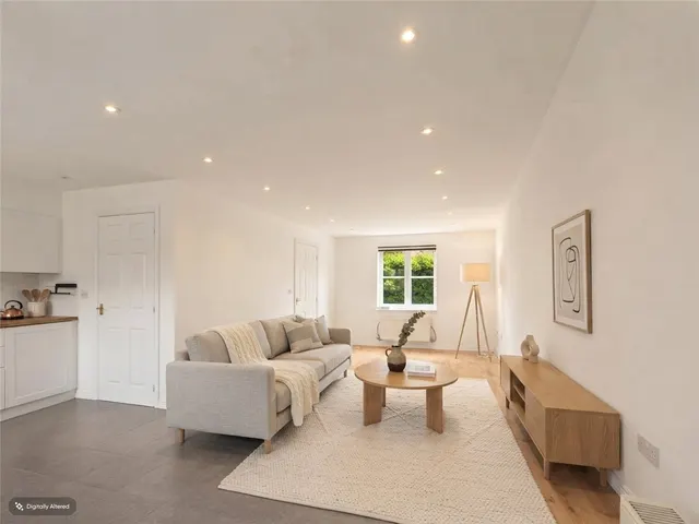 No Upward Chain, Stunning Four-Bedroom Townhouse, photo 2