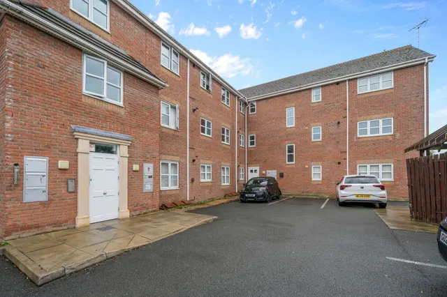 2 bedroom flat — Chapelside Close, Great Sankey, Warrington, Warrington, WA5 1RA