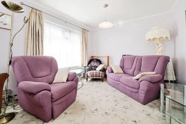 Photo 3 — Greenfields Close, Loughton, Essex, IG10