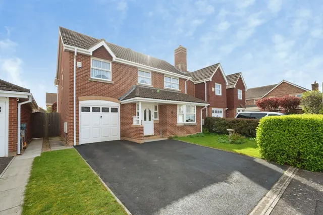 Hamfield Drive, Hayling Island, PO11, photo 1