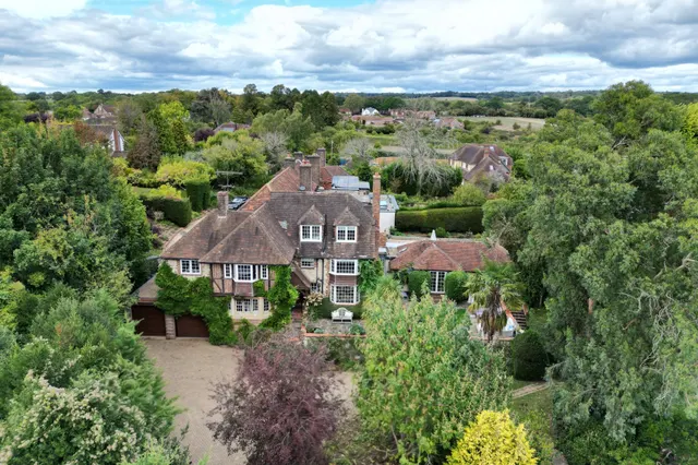 Crondall Lane, Farnham, GU9, photo 1