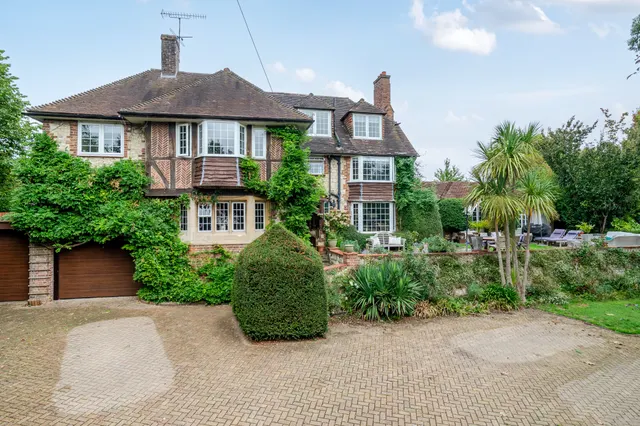 Crondall Lane, Farnham, GU9, photo 1