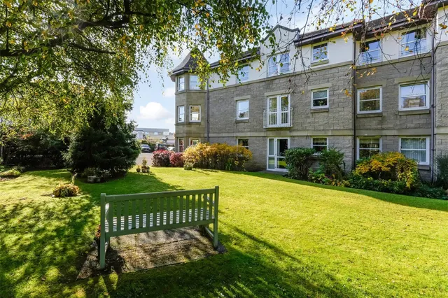 Photo 2 — Bishop's Gate, 20 Kenmure Drive, Glasgow, East Dunbartonshire, G64