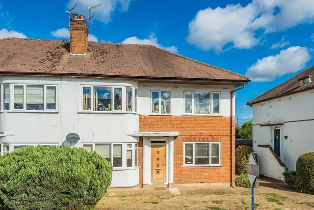 2 bedroom flat, Fulwood Gardens, TW1
