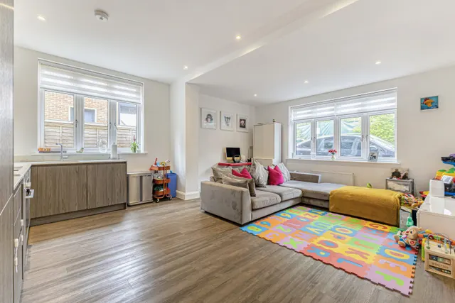Pynnacles Close, Stanmore, HA7, photo 1