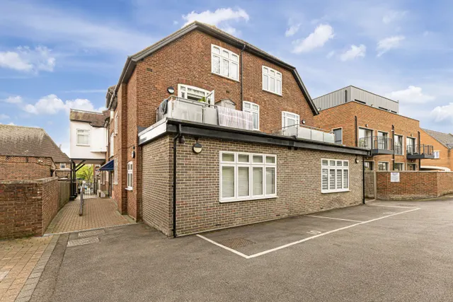 Photo 3 — Pynnacles Close, Stanmore, HA7