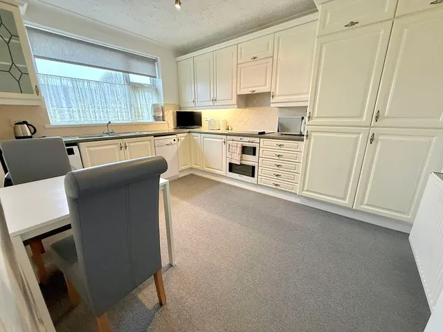 Photo 2 — Oakwell Close, Dunstable LU6 2PY