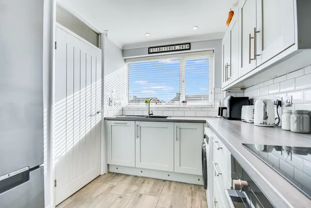 Photo 3 — 6 Birk Beck, Waveney Drive, Chelmsford, Essex, CM1 7PJ
