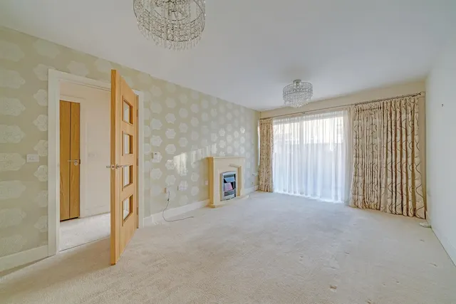 New Zealand Avenue, Walton-On-Thames, KT12, photo 1