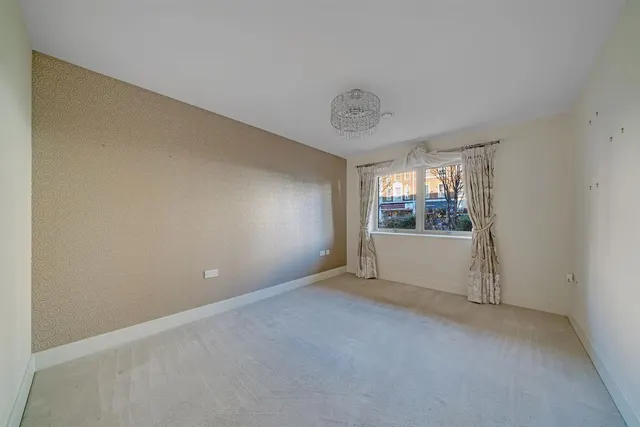 New Zealand Avenue, Walton-On-Thames, KT12, photo 2