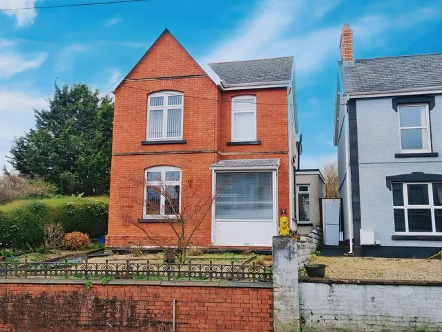 New Road, Ammanford, SA18, photo 1