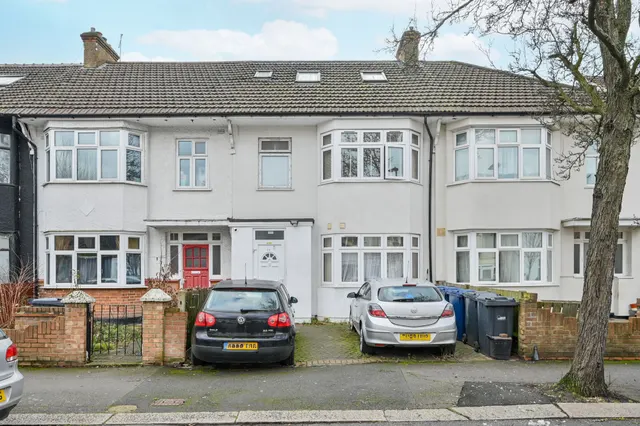 Flat 4, 60 Wesley Avenue, Park Royal, photo 1
