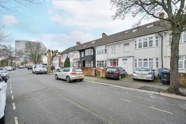 Photo 2 — Flat 4, 60 Wesley Avenue, Park Royal