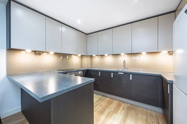 Photo 3 — 6 Empire House, 6 East Drive, London