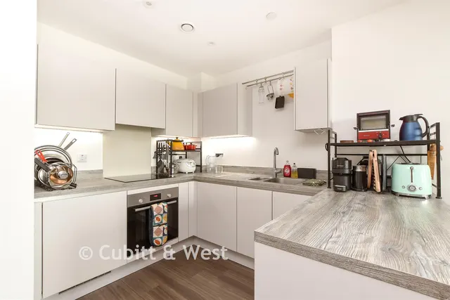 Marketfield Way, Redhill, RH1, photo 3