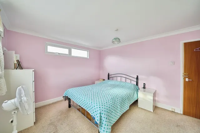 Photo 2 — Meriden Close, Ilford, IG6