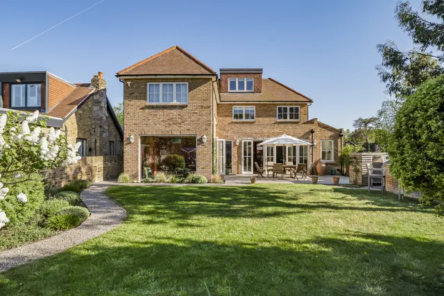 Sandy Lane, Richmond, TW10, photo 1