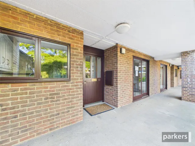 Emmbrook Court, Reading, RG6, photo 2