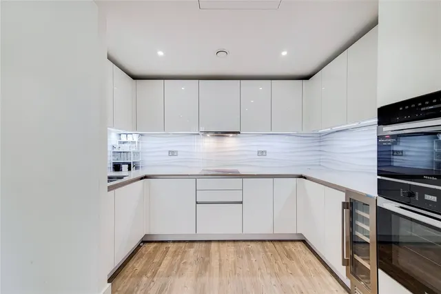 Wandsworth Road, London, SW8, photo 2