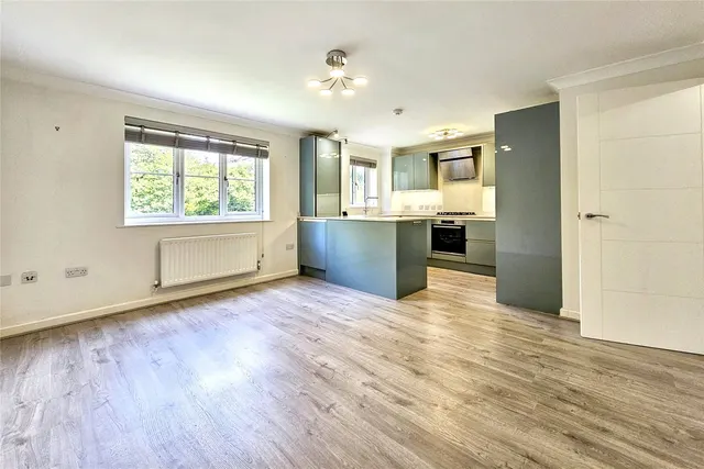 Royal Huts Avenue, Hindhead, GU26, photo 3