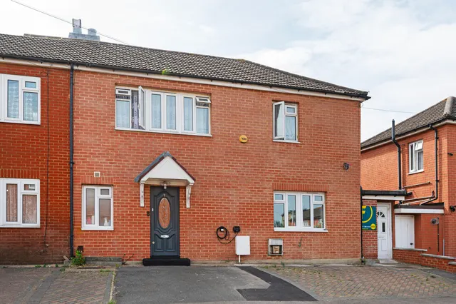 7 Ive Farm Close, London, photo 1