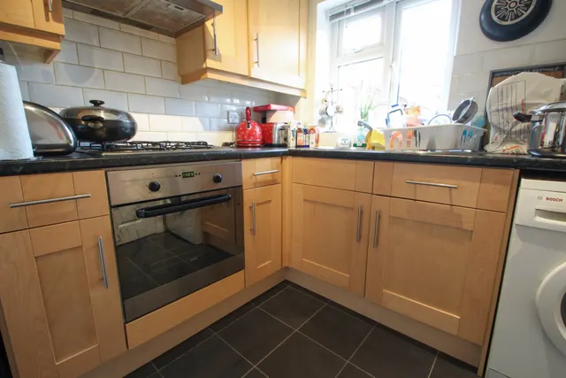 Photo 3 — Laurel Close, Dartford