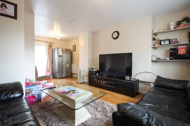 Photo 2 — Laurel Close, Dartford