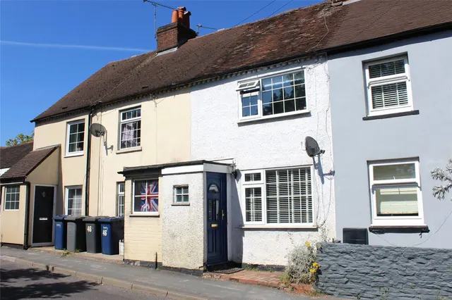Upper Hale Road, Farnham, Surrey, GU9 0NS, photo 1