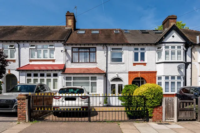 121 Milborough Crescent, London, photo 1