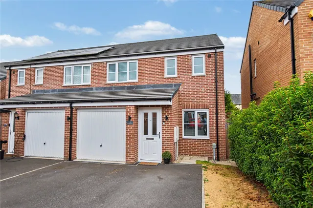 Woodpecker Road, Dewsbury, WF12, photo 1