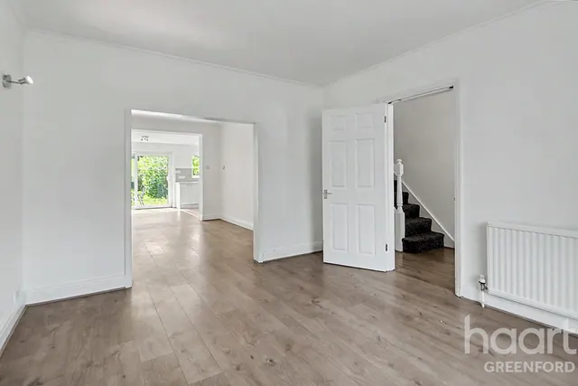 Robin Hood Way, Greenford, UB6, photo 1