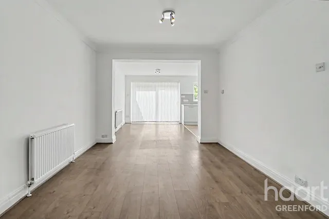 Robin Hood Way, Greenford, UB6, photo 3