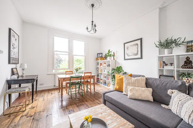 London, NW2, photo 1