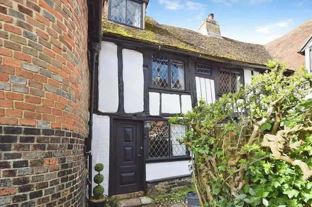 Hucksteps Row, Church Square, East Sussex, TN31, photo 1