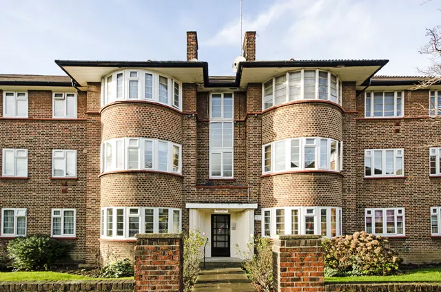 65 Beaufort Park, London, photo 1