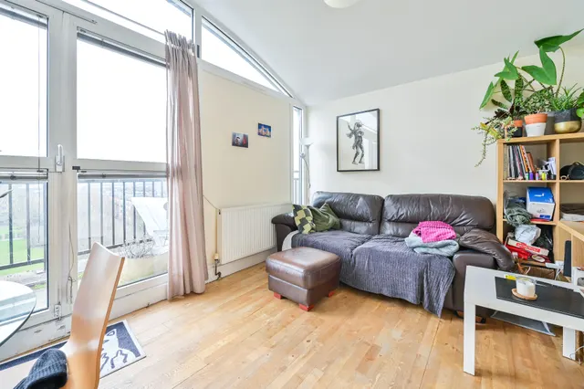 Photo 2 — 126 Tivoli Court, Rotherhithe Street, London