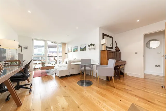 Photo 3 — 71E Drayton Park, Highbury